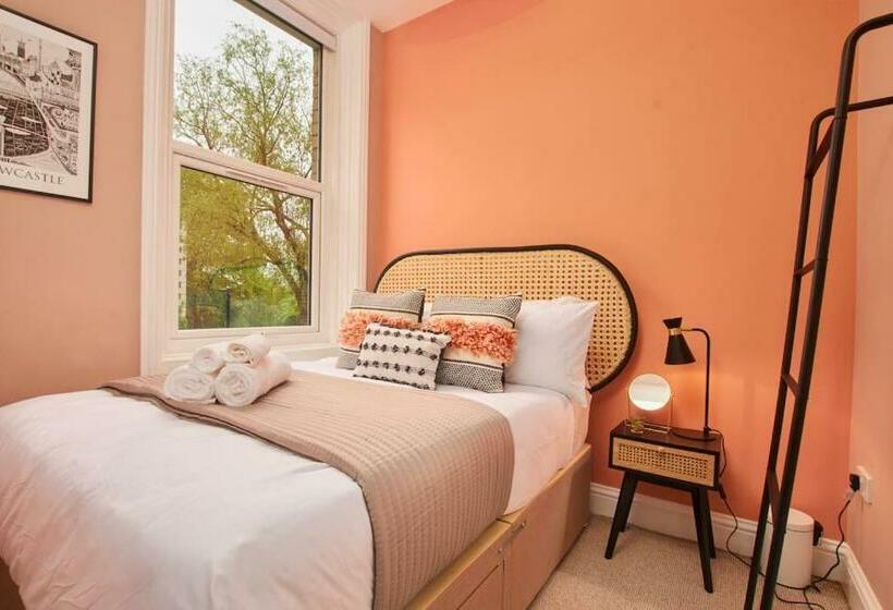 Lovely Chique Newcastle Abode   Sleeps 4   First Floor