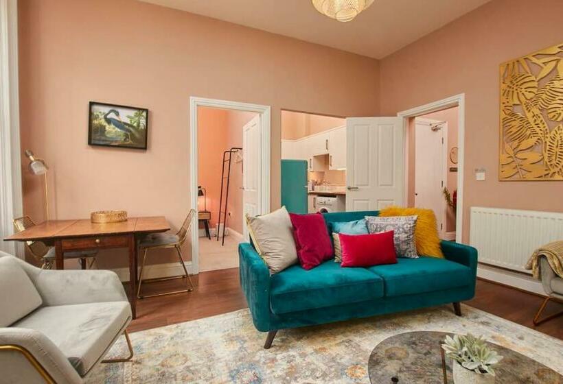 Lovely Chique Newcastle Abode   Sleeps 4   First Floor