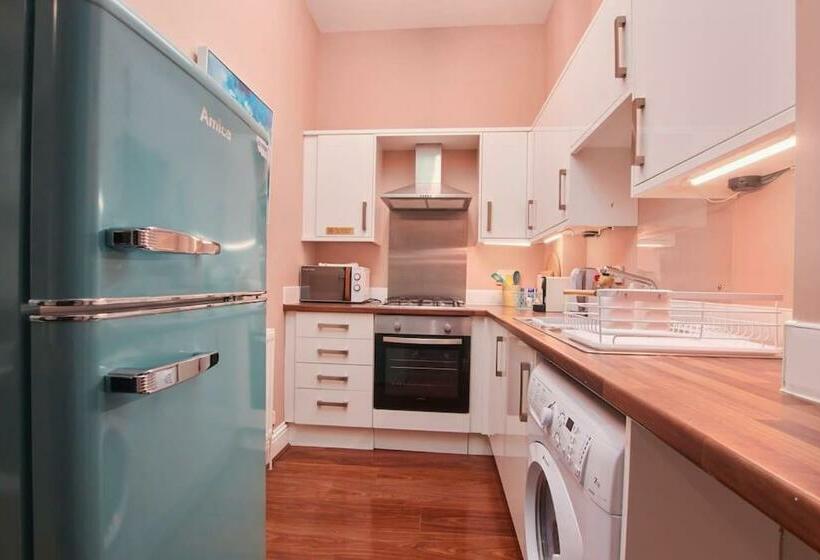 Lovely Chique Newcastle Abode   Sleeps 4   First Floor