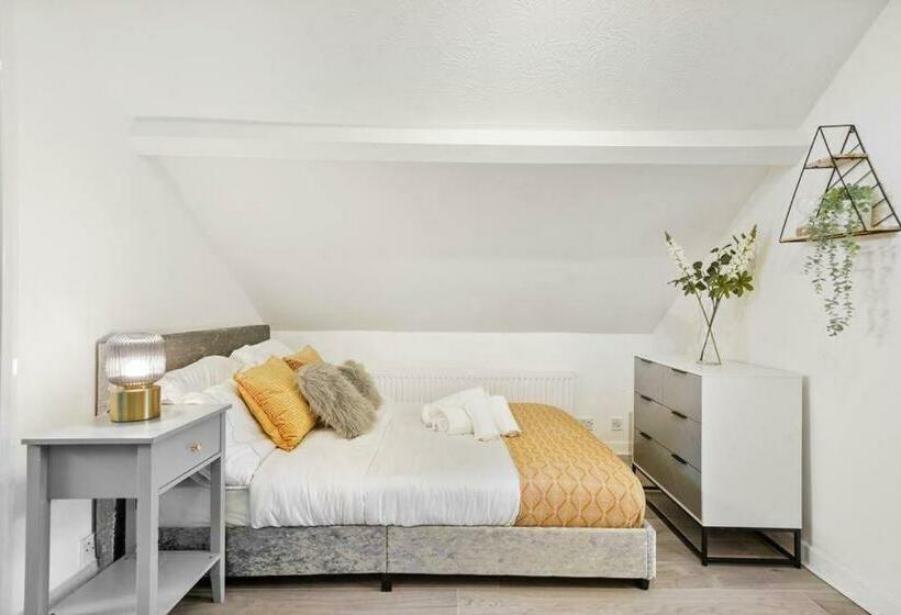 The Bayford Hub   Classy Spacious Studio Flat