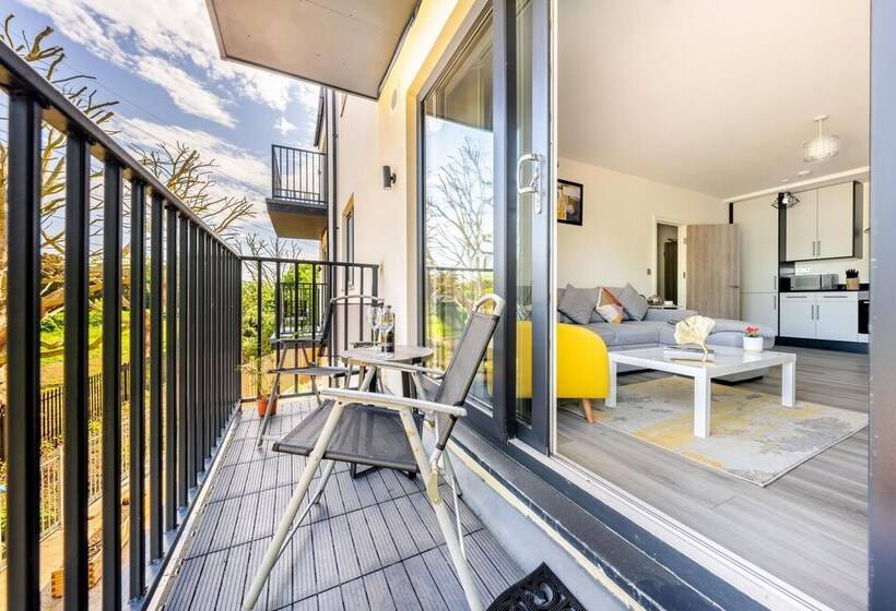 Ash View Place 3  Heathrow   Thorpe Park   Free Parking