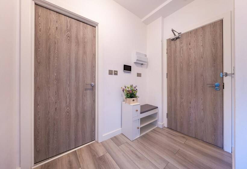 Ash View Place 3  Heathrow   Thorpe Park   Free Parking