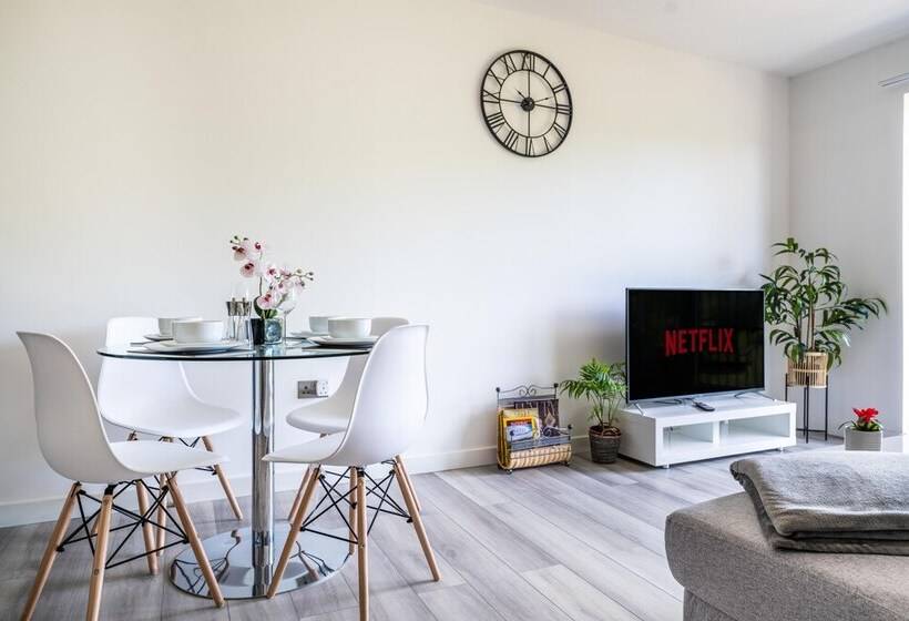 Ash View Place 3  Heathrow   Thorpe Park   Free Parking