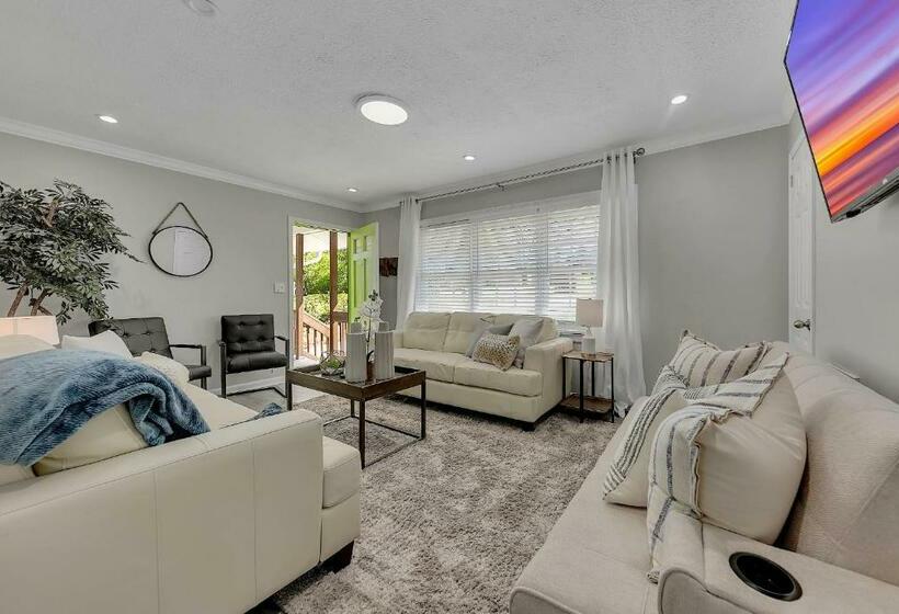 Goodkarma Rentals Gorgeous Interiors Gorgeous Outdoor Living Space With A Huge Fenced Backyard Coffe