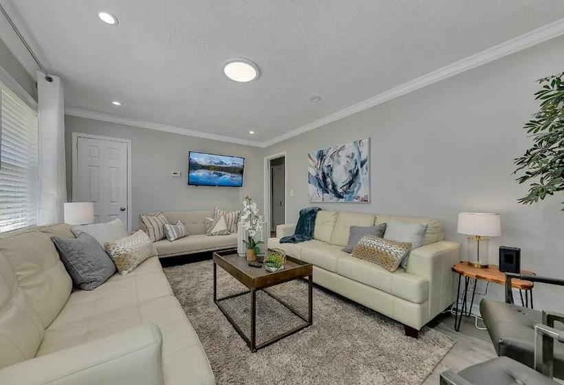 Goodkarma Rentals Gorgeous Interiors Gorgeous Outdoor Living Space With A Huge Fenced Backyard Coffe