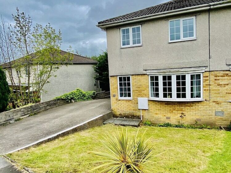 Stunning Beautiful 4 Bed House In South Wales