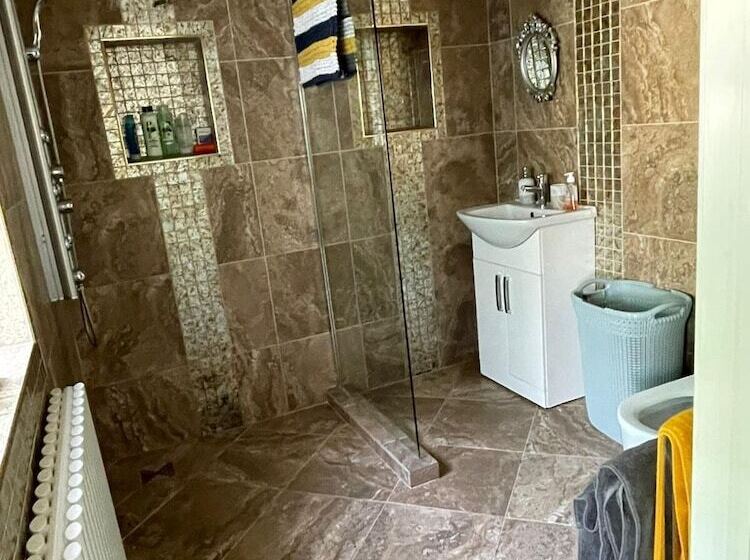 Stunning Beautiful 4 Bed House In South Wales