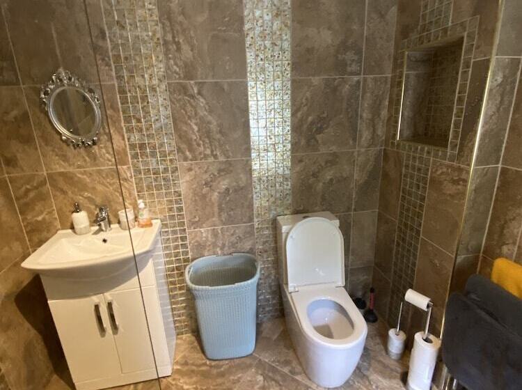 Stunning Beautiful 4 Bed House In South Wales