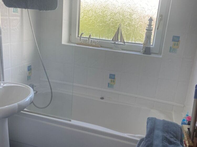 Stunning Beautiful 4 Bed House In South Wales