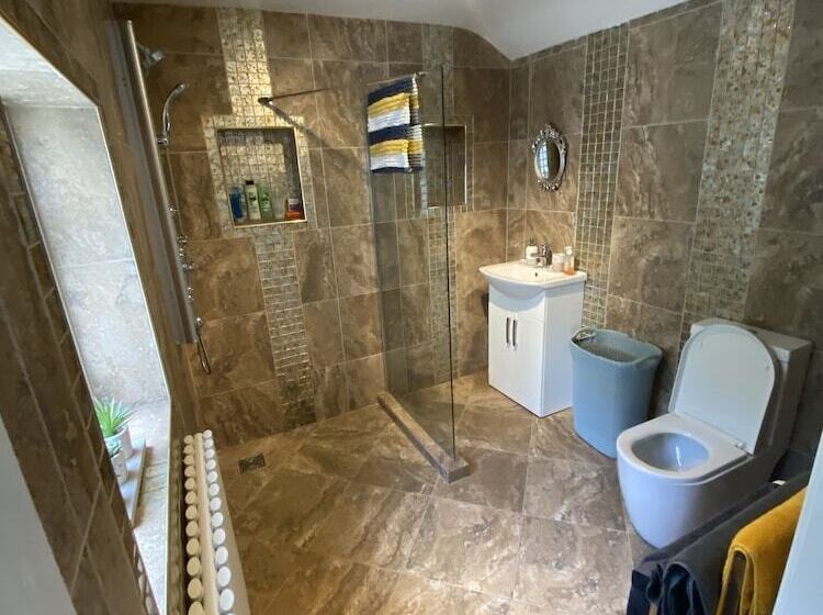 Stunning Beautiful 4 Bed House In South Wales