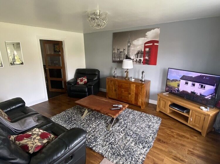 Stunning Beautiful 4 Bed House In South Wales