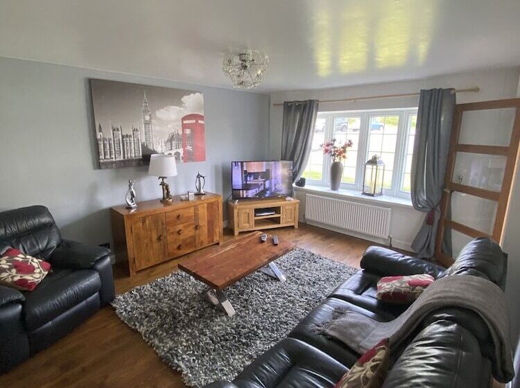 Stunning Beautiful 4 Bed House In South Wales