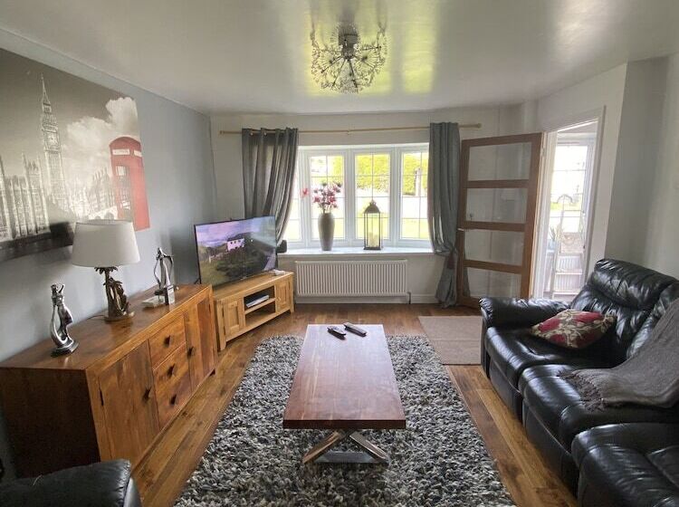 Stunning Beautiful 4 Bed House In South Wales