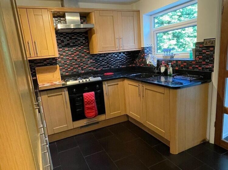 Stunning Beautiful 4 Bed House In South Wales