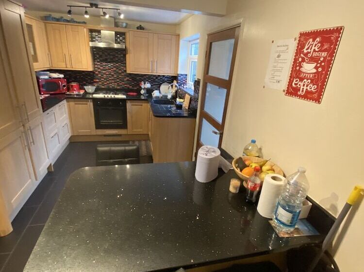 Stunning Beautiful 4 Bed House In South Wales