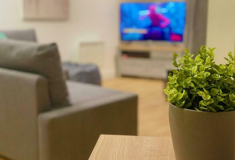 Chic Leeds City Apartment, Free Parking, Balcony