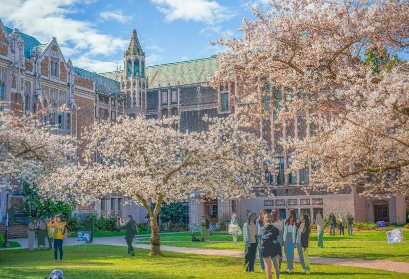 Upgraded Home With 5 Br 4 Bath 4 Free Gated Parking Space, Family,ev,rv Friendly