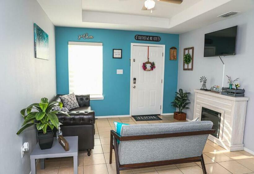 Casa Roble. Downtown Brownsville