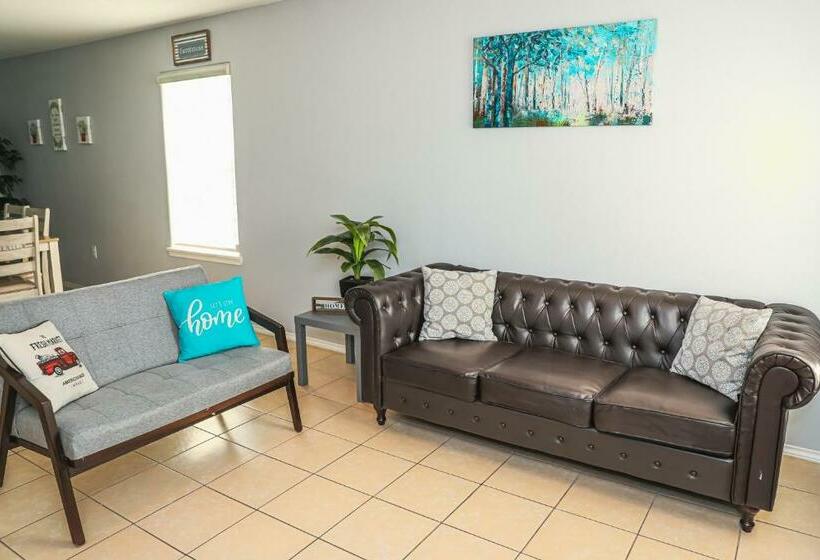 Casa Roble. Downtown Brownsville