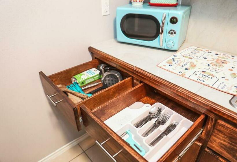 Casa Roble. Downtown Brownsville