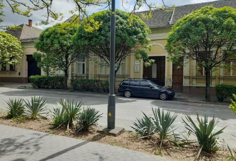 Déri Kert Apartmanház A