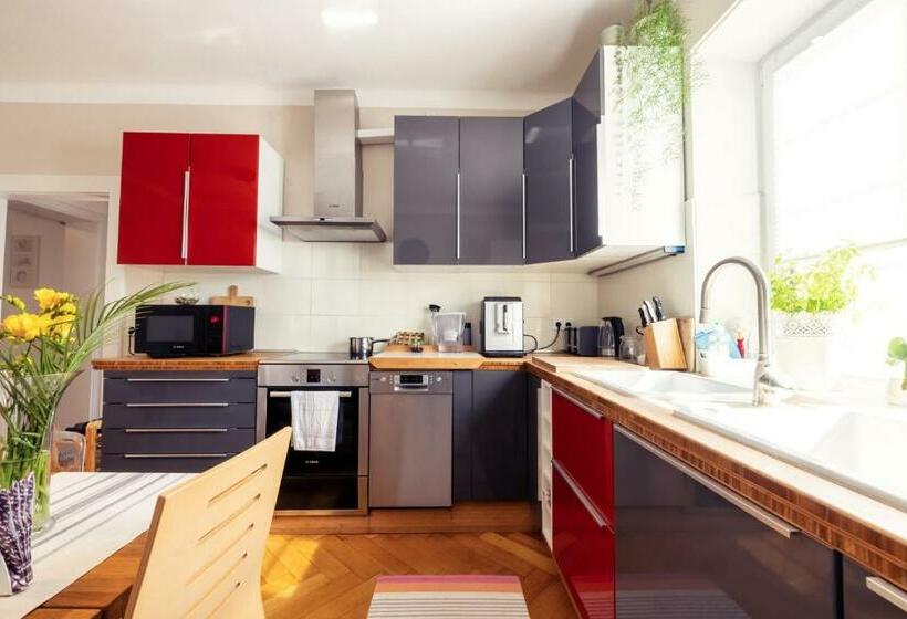 Faway Charmante Atmosphäre   Parken   Netflix