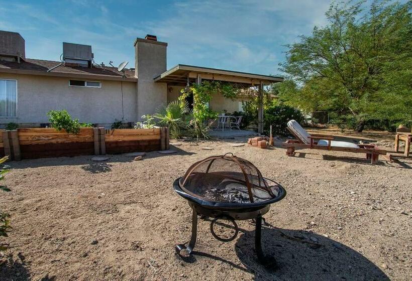 Great Vibe House + Hot Tub, Minutes To Jtree Park