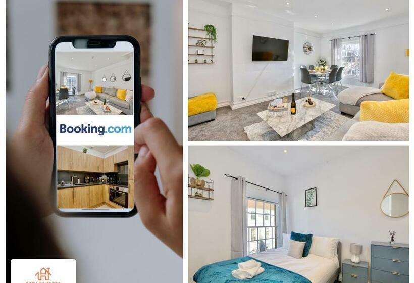 The Highstreet Retreat Luxurious, Central & Spacious! By Hinkley Homes Short Lets & Serviced Accom