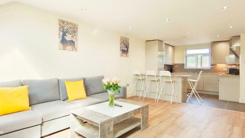 Top Floor Flat 5 Northwood