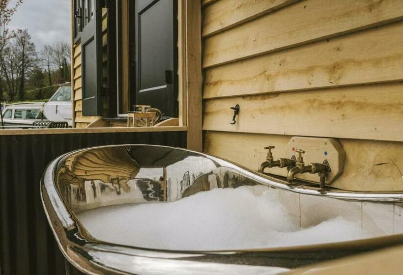 Island Hut   Outdoor Bath Tub, Firepit And Water Equipment