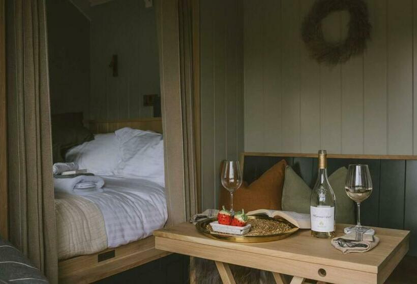 Island Hut   Outdoor Bath Tub, Firepit And Water Equipment