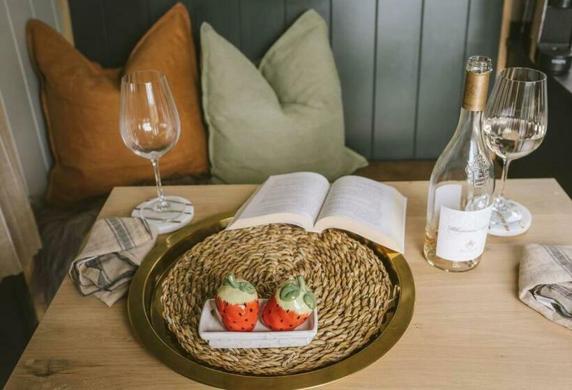 Island Hut   Outdoor Bath Tub, Firepit And Water Equipment