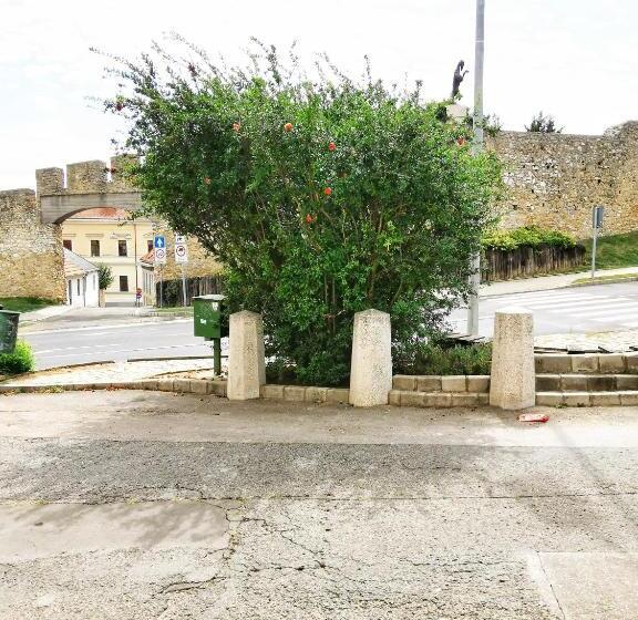 Kálvária Vendégház, Közvetlenül A Várfal Mellett