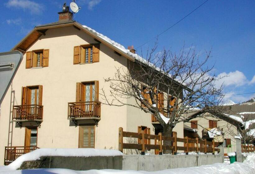 Maison Spacieuse A Villar Saint Pancrace Avec Vue Montagne