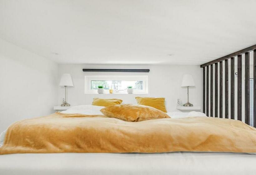 Newly Built Attefallshus By The Beautiful Varamobeach!