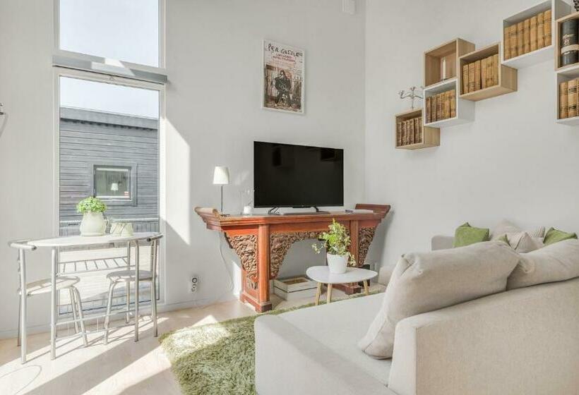 Newly Built Attefallshus By The Beautiful Varamobeach!