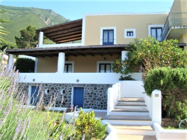 Villa Mariangela, Splendida Villa Panoramica Al Centro Di Malfa