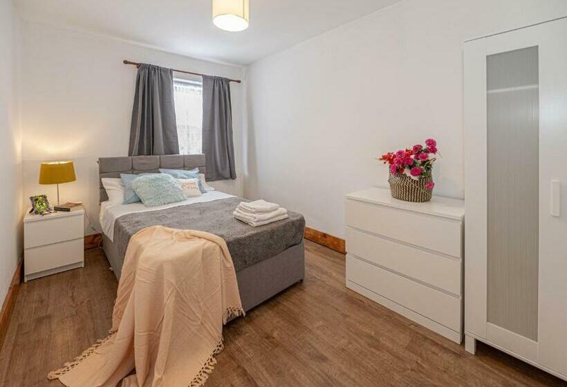 Beautiful 4 Bedrooms House, 7 Walk To Train Station