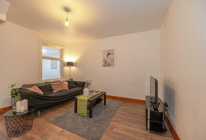 Beautiful 4 Bedrooms House, 7 Walk To Train Station