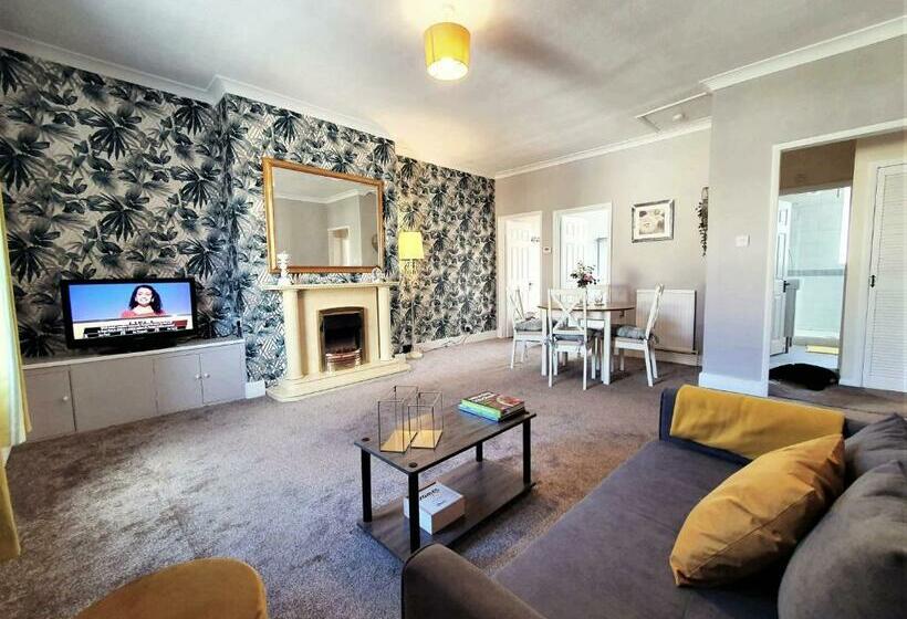 Brodie S Hideaway: Stylish Two Bed Amble Apartment