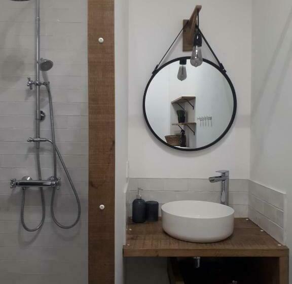 Chez Mr Léon Mme Léontine