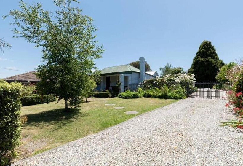 Cute As A Button Cottage In Charming Evandale
