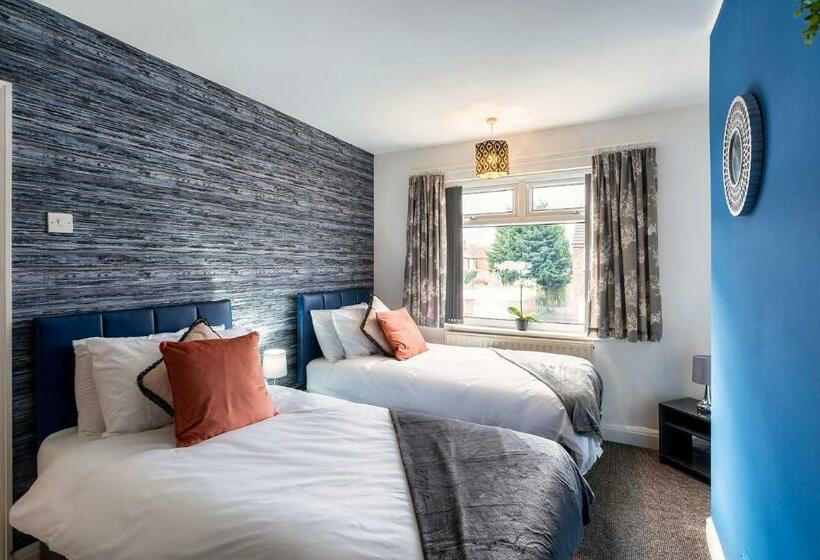 Family & Contractors & Free Parking & Airport Location