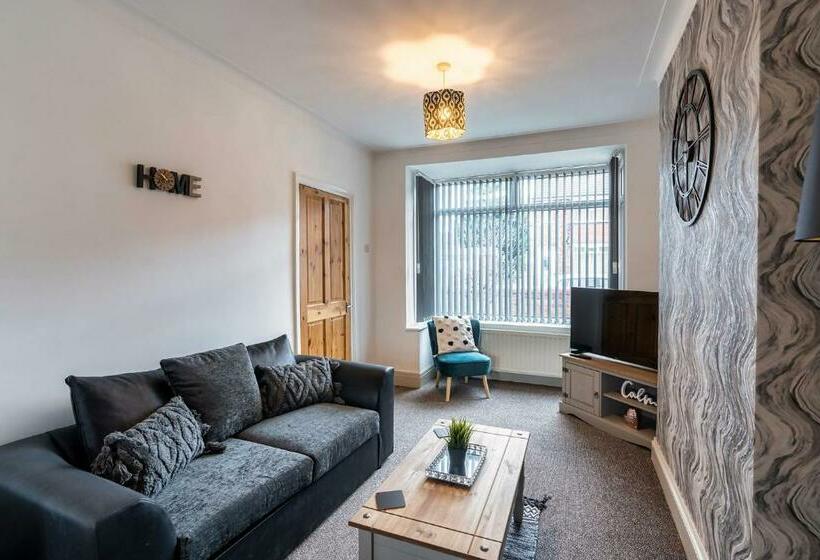 Family & Contractors & Free Parking & Airport Location