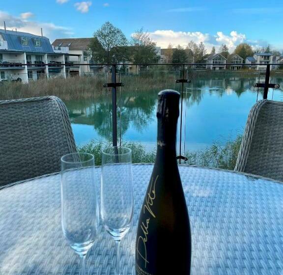 Luxurious Lakefront Home With Pool/spa Access