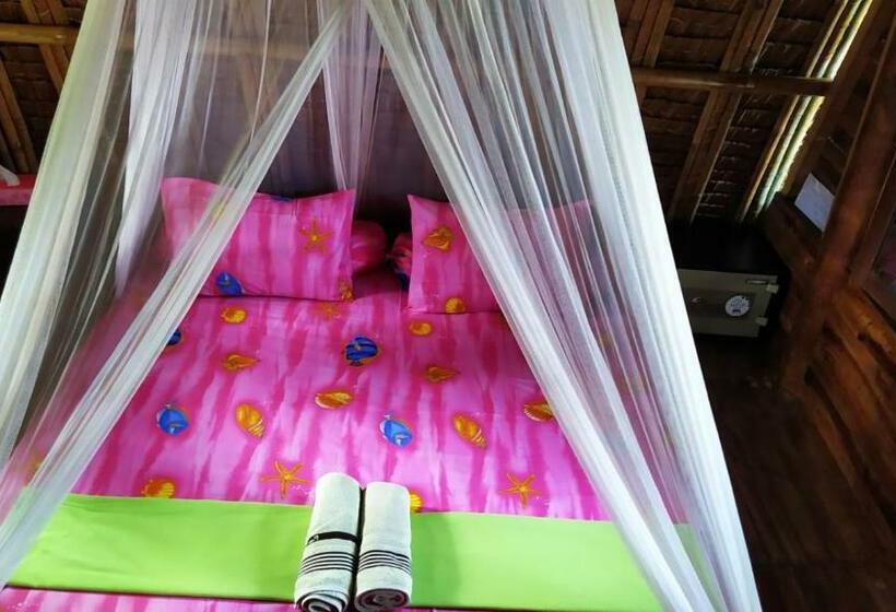 Rumah Saung Batukaras