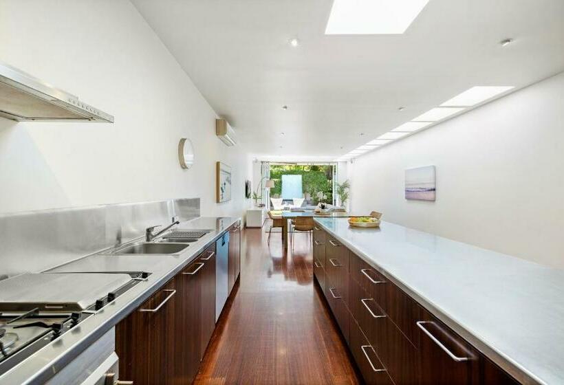 St Kilda Style   Stunning 3 Bedroom House