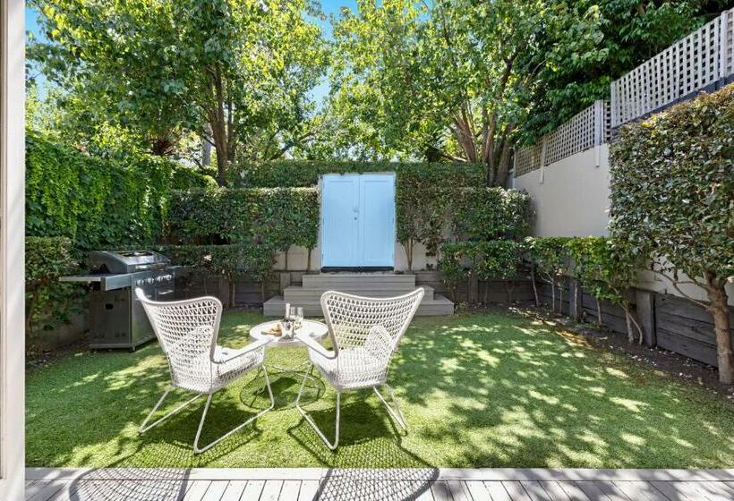 St Kilda Style   Stunning 3 Bedroom House