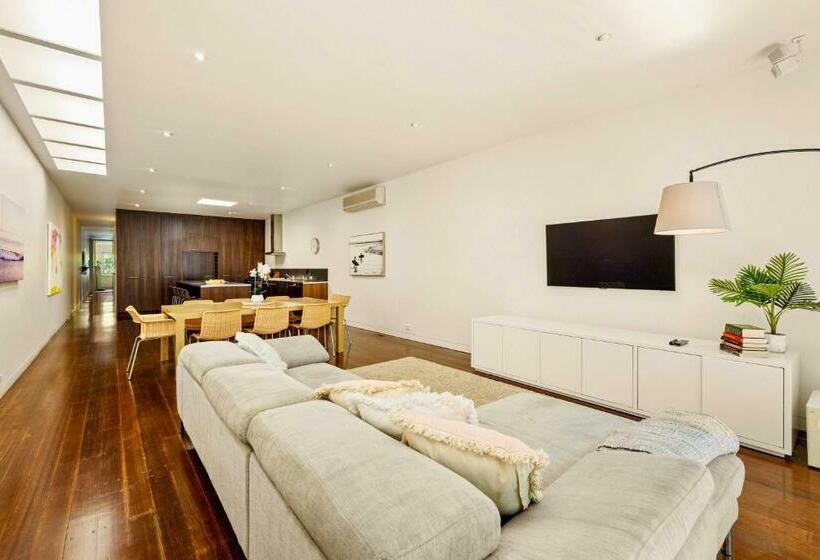 St Kilda Style   Stunning 3 Bedroom House