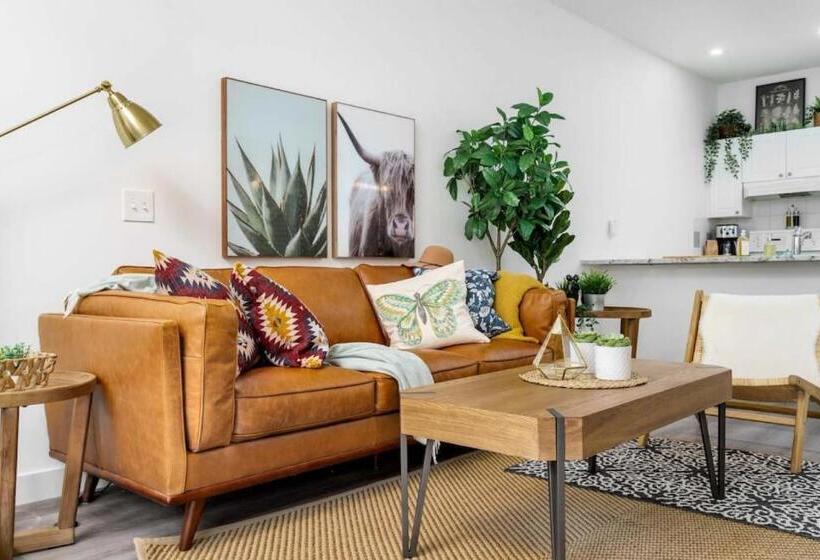 The Spruce, Western Boho Dt 2 Bed And Makeup Room